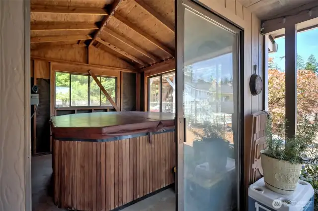 Nice BIG hot tub!