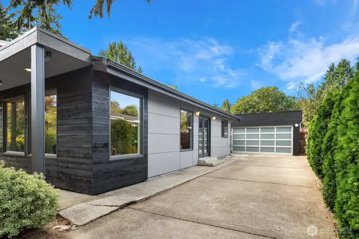 Attached 3 car garage