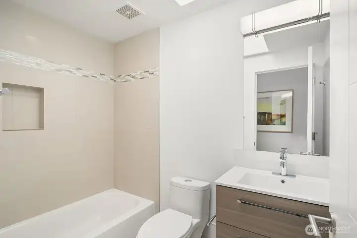 2 full guest bathroom w/ shower and tub
