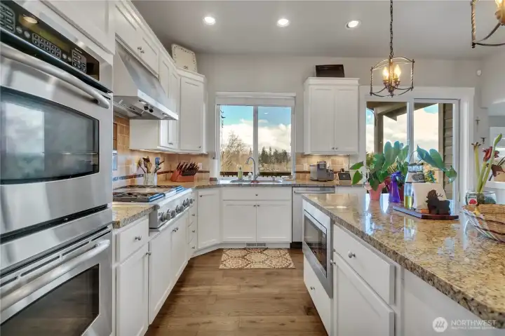 Convenient double ovens