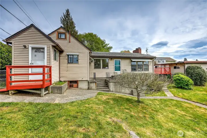 So much home on a double lot!