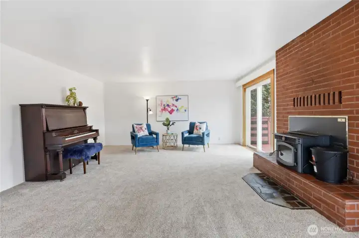 Brand new carpet throughout!