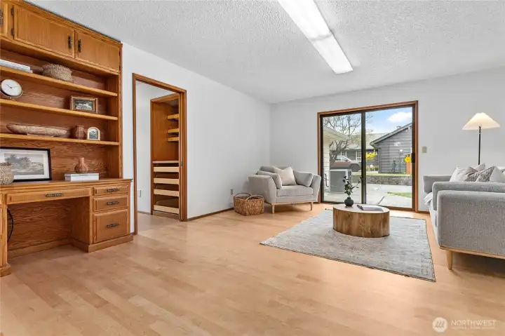 Spacious den/family room