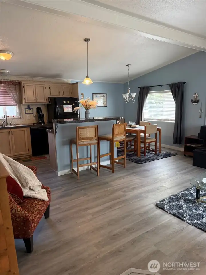 Frontdoor to dining room