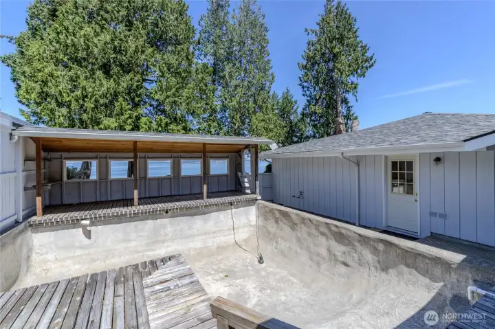 Former pool/koi pond area not used in approximately 30 years. Buyer to verify condition and future use potential. Former pool/koi pond area not used in approximately 30 years. Buyer to verify condition and future use potential.
