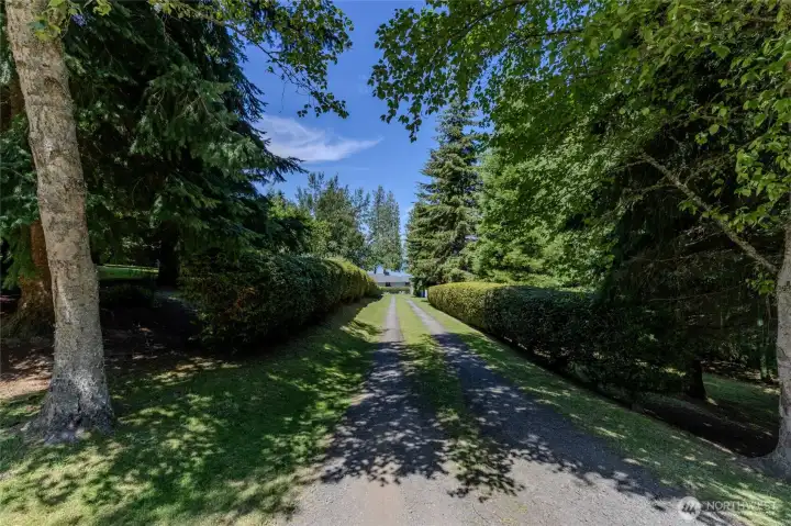 Lush, park-like grounds create a warm and welcoming arrival. Lush, park-like grounds create a warm and welcoming arrival.