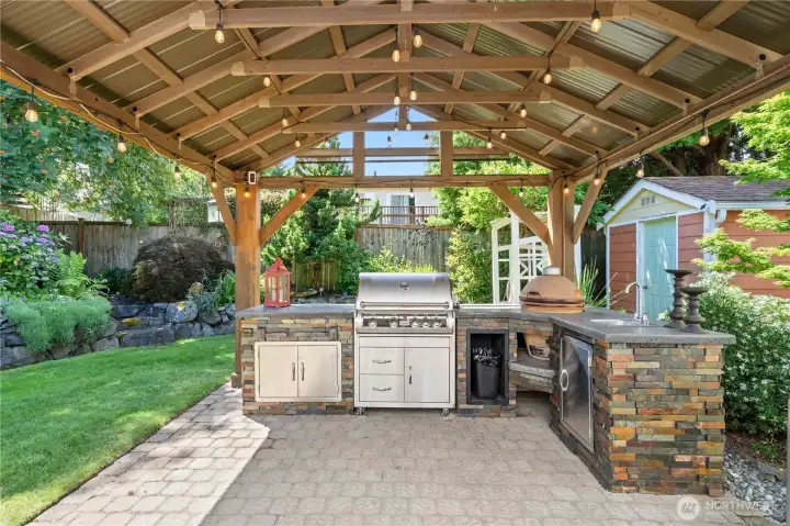 Outdoor Kitchen with grill & fridge to convey