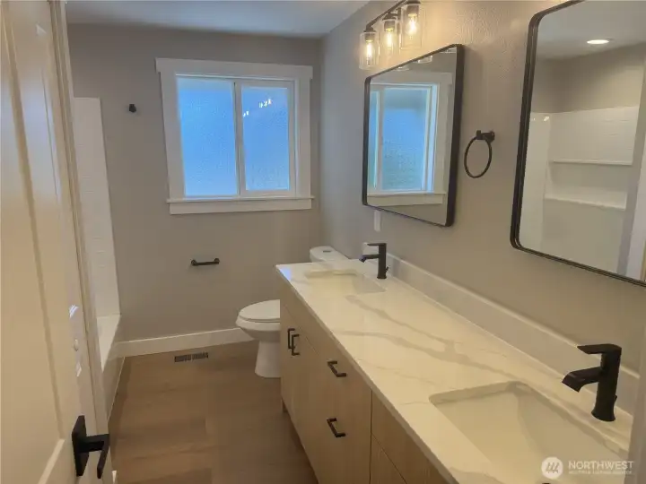 5 Piece Common Bath Main floor 5 Piece Common Bath Main floor