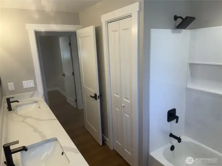 5 Piece Common Bath Main floor 5 Piece Common Bath Main floor