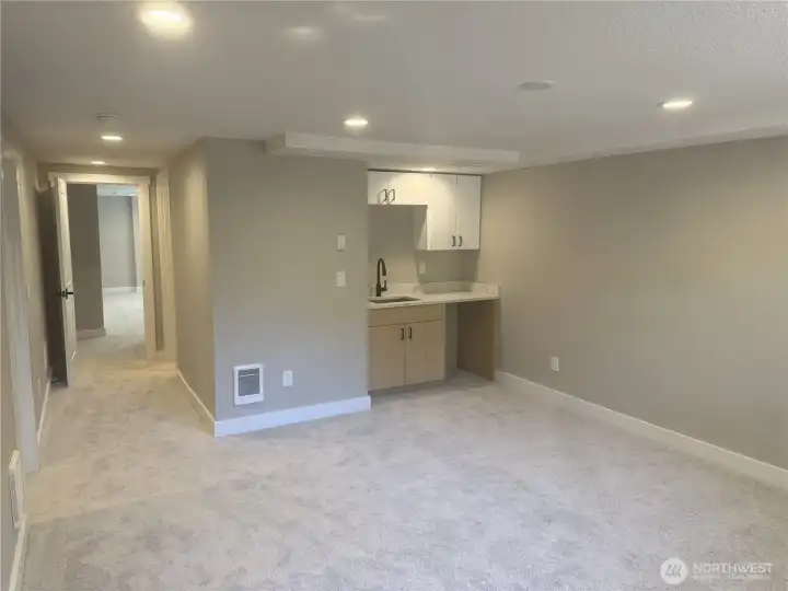 Downstairs quarters Living Room w/Wet Bar Downstairs quarters Living Room w/Wet Bar