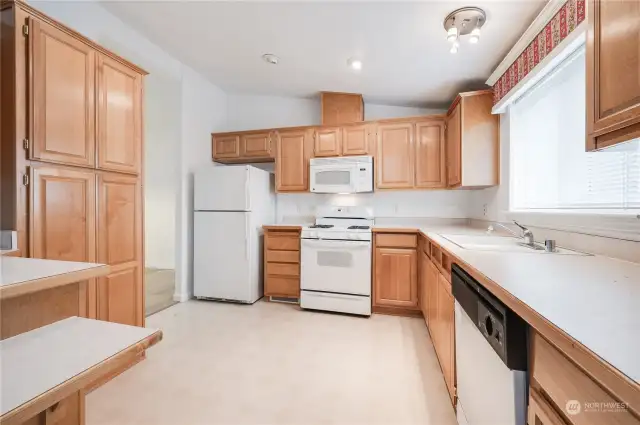 Spacious kitchen~all appliances included.