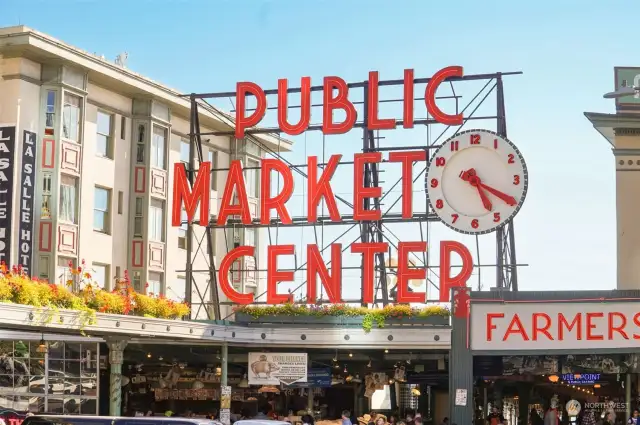 Enjoy fresh fish, fruits, and vegetables from the world-famous Pike Place Market, just a 15-minute walk from The Florentine.