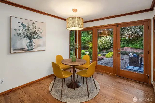 Generous size eating nook