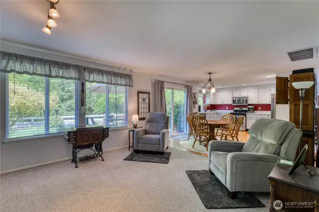 Nice open flow from the family room to kitchen for comfortable living.