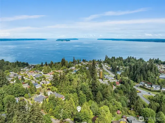 Seahurst Ave is highly walkable, minutes away from many parks & beaches.