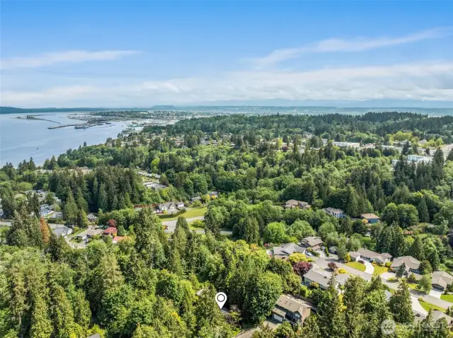 Mukilteo & down town Everett are both just minutes away.