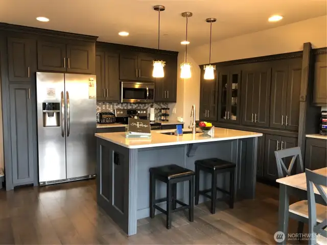 Apartment kitchen w/ new cabinets!