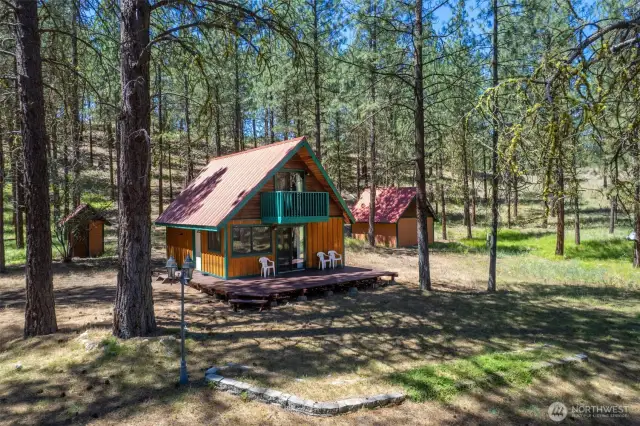 Cute cabin in the woods, near Methow Valley trails.