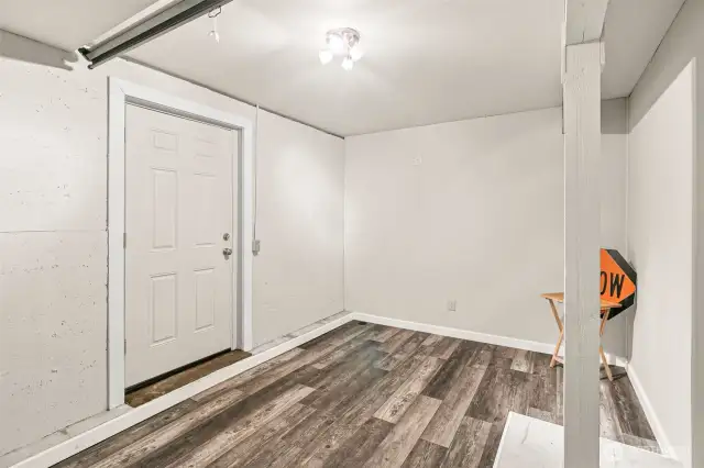 Lower Detached Room. Heated. Perfect for an Office, Music/Theatre Room, Craft Room or ?