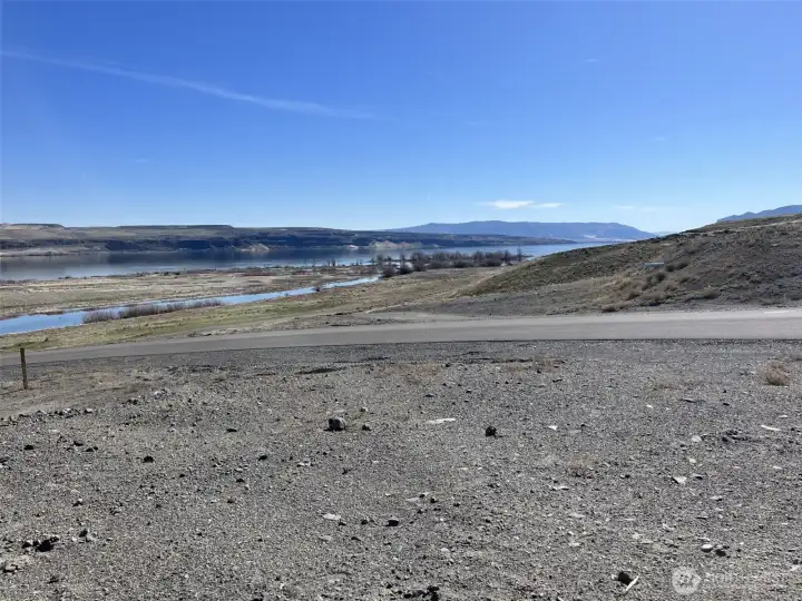 View looking to towards the Wanapum Dam