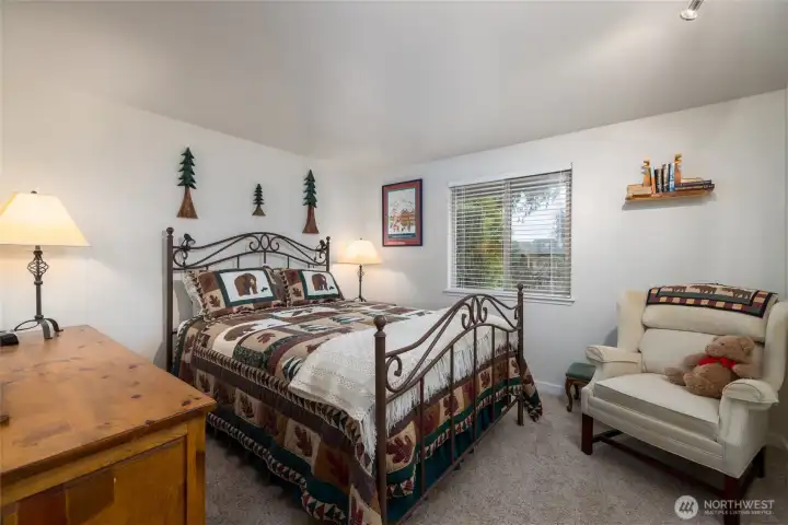 Second bedroom - Closet organizer included!