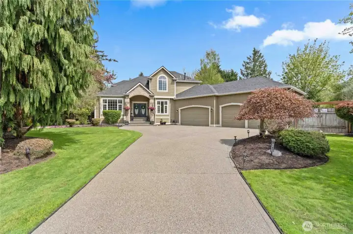 What beautiful street appeal in this cul de sac location!