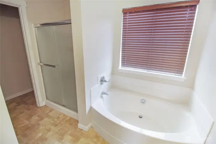 Another view of the primary ensuite! Another view of the primary ensuite!