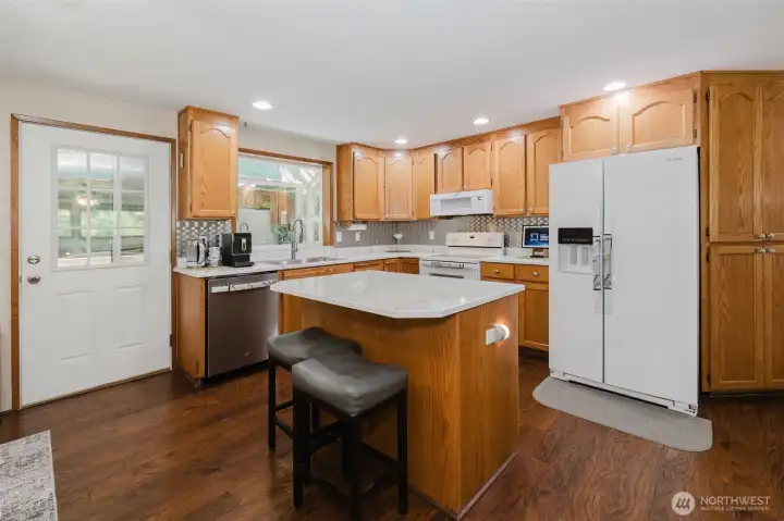 Crisp, functional kitchen, with easy flow. Crisp, functional kitchen, with easy flow.