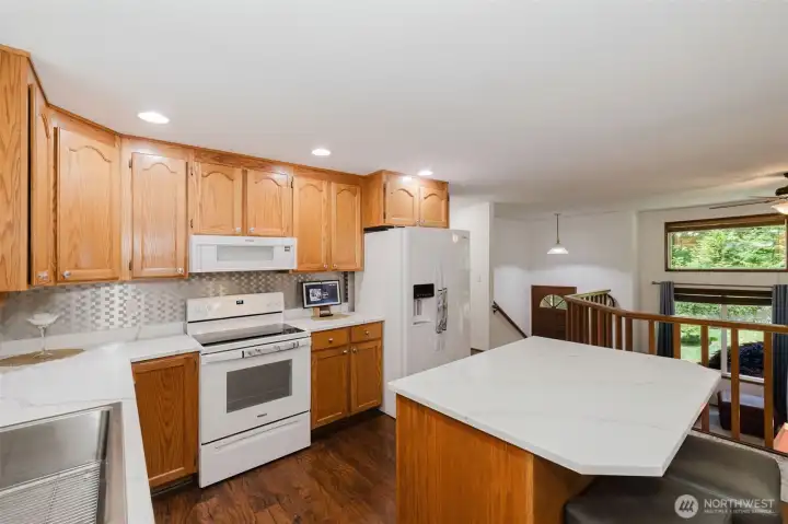 Crisp, functional kitchen, with easy flow. Crisp, functional kitchen, with easy flow.
