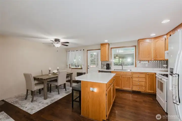 Spacious dinning area with door to a back deck. Spacious dinning area with door to a back deck.