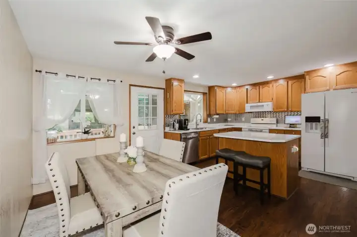 Spacious dinning area with door to a back deck. Spacious dinning area with door to a back deck.