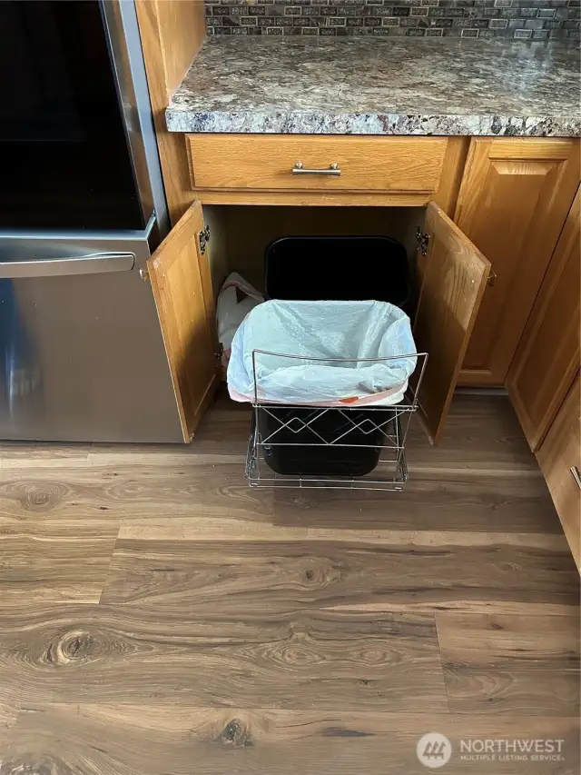 kitchen pull out garbages