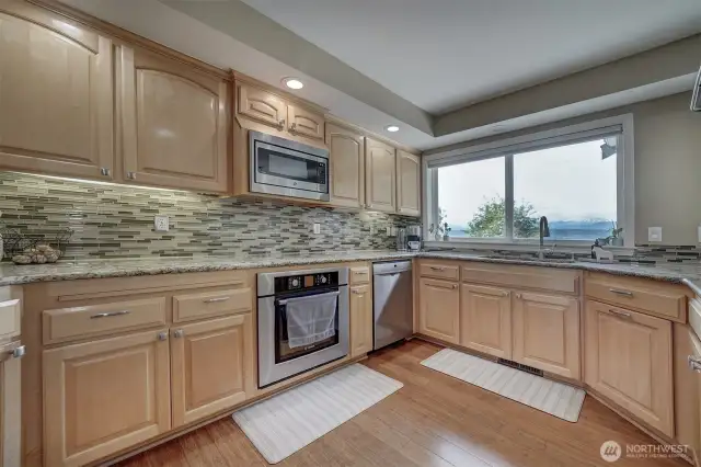 Granite counter tops & built-in appliances