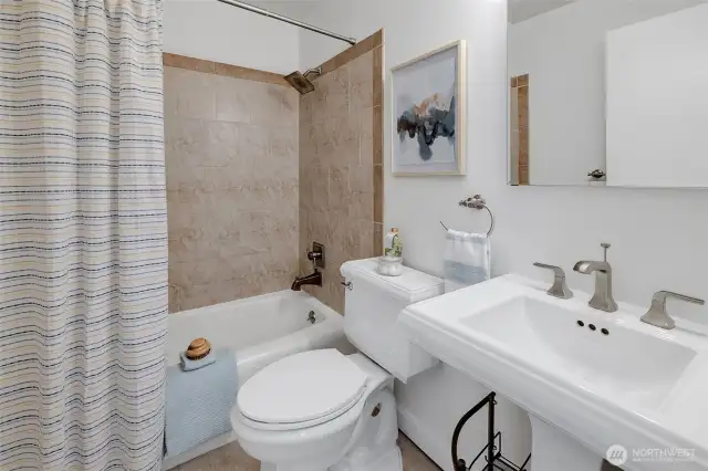 Full bath in great condition.