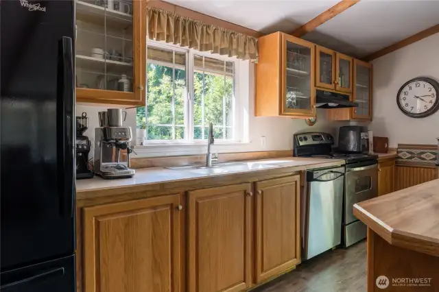 Well designed kitchen with plenty of room!