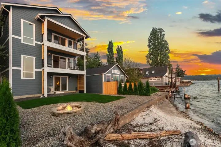Brand New Home on No Bank Waterfront