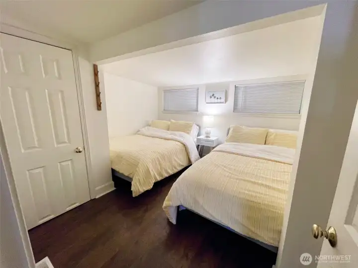 1sr Bedroom