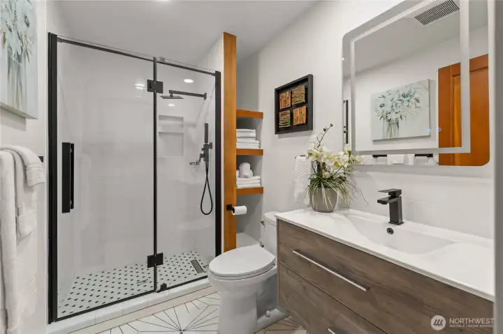 Gorgeous, updated en suite bath off Primary Bedroom