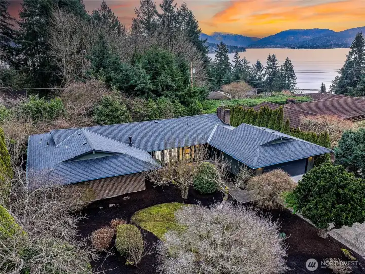 An amazing location in Bellevue just minutes away from Crossroads, Downtown, Microsoft, Marymoor Park, and so much more!