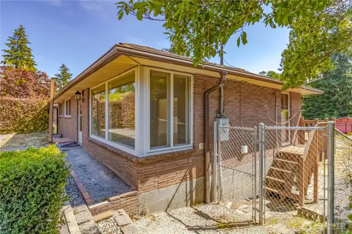 Side entry to kitchen door and backyard access on foot