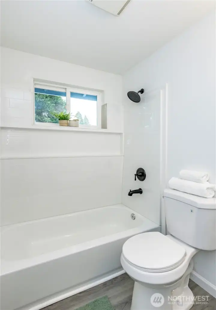 Updated Upstairs Bathroom w/new surround!