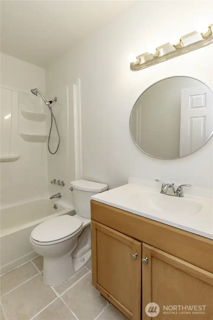 Downstairs full bath!