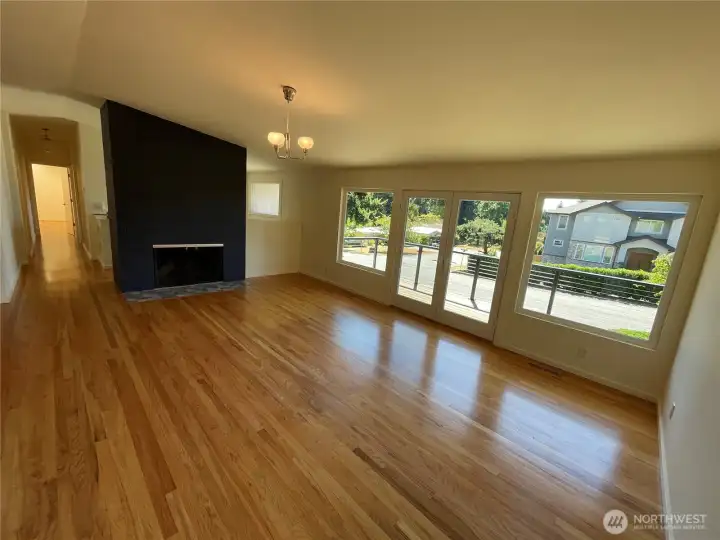 Living room w/fireplace