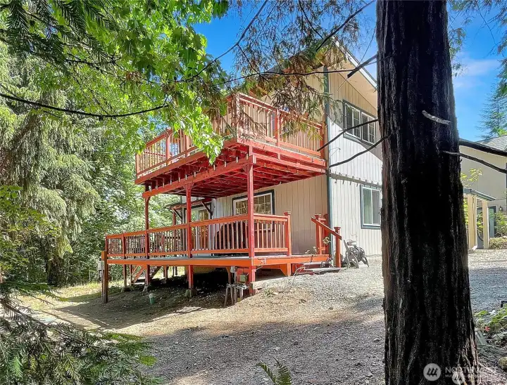 Private deck upstairs, big lower deck for entertaining Private deck upstairs, big lower deck for entertaining