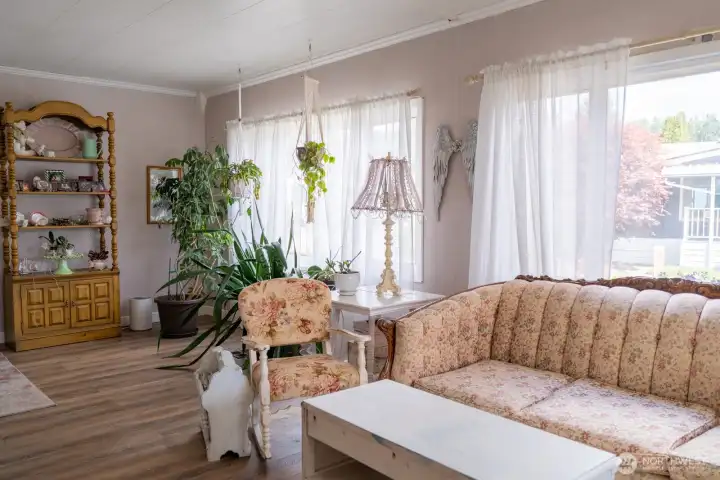 Huge windows to enjoy all the natural light and see what is going on outside! Huge windows to enjoy all the natural light and see what is going on outside!
