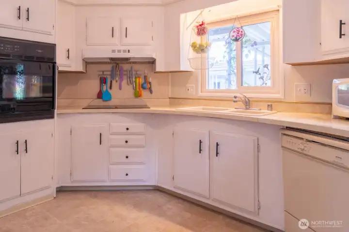 Natural light coming from outside to the kitchen is always a plus! Natural light coming from outside to the kitchen is always a plus!