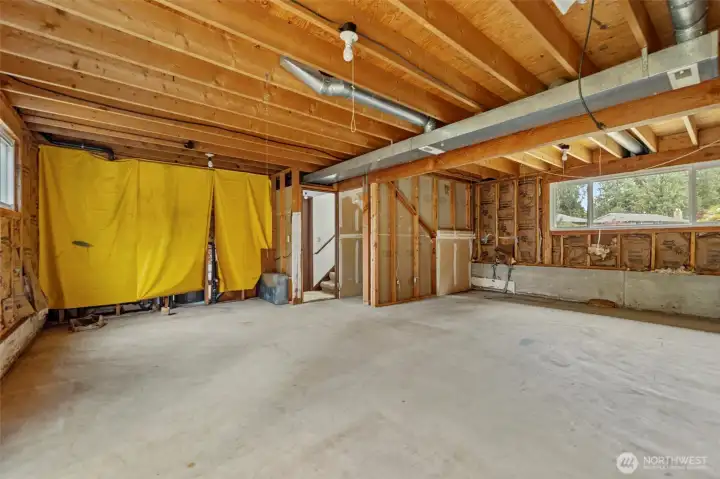 Drain in the corner for a Bath. Buyer to verify. Drain in the corner for a Bath. Buyer to verify.