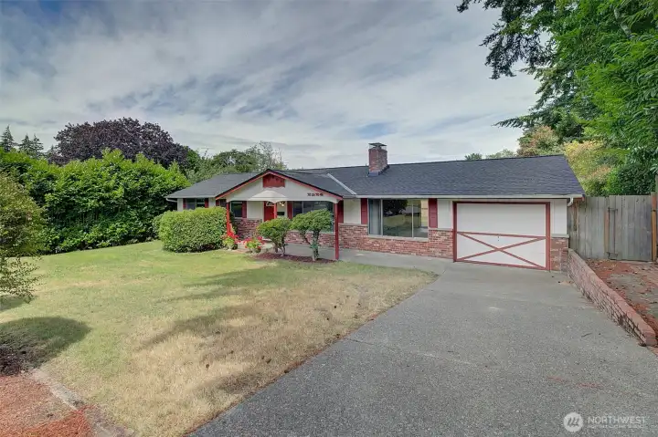 Nice big driveway and single car garage, brand new roof as well Nice big driveway and single car garage, brand new roof as well