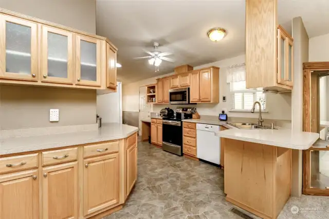 Very spacious kitchen with ample storage, cabinets and drawers. Light and bright kitchen.