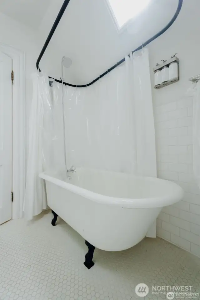 Shared bath for rooms 4 and 7